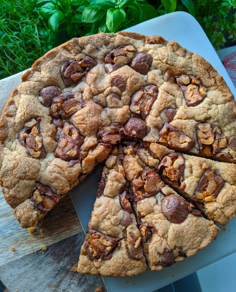 peanut butter and chocolate cookie pie