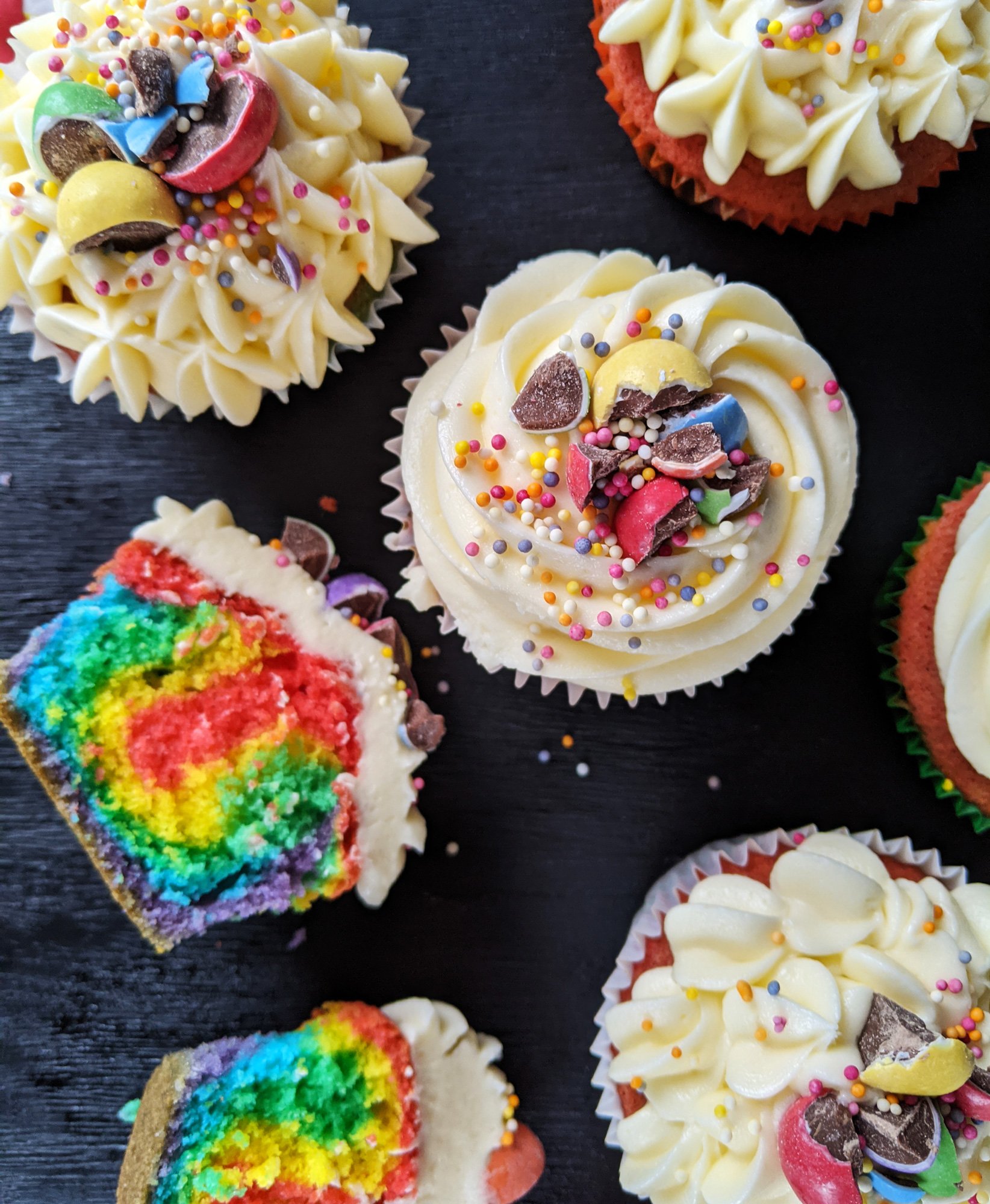 Glutenfreie Regenbogen-Cupcakes