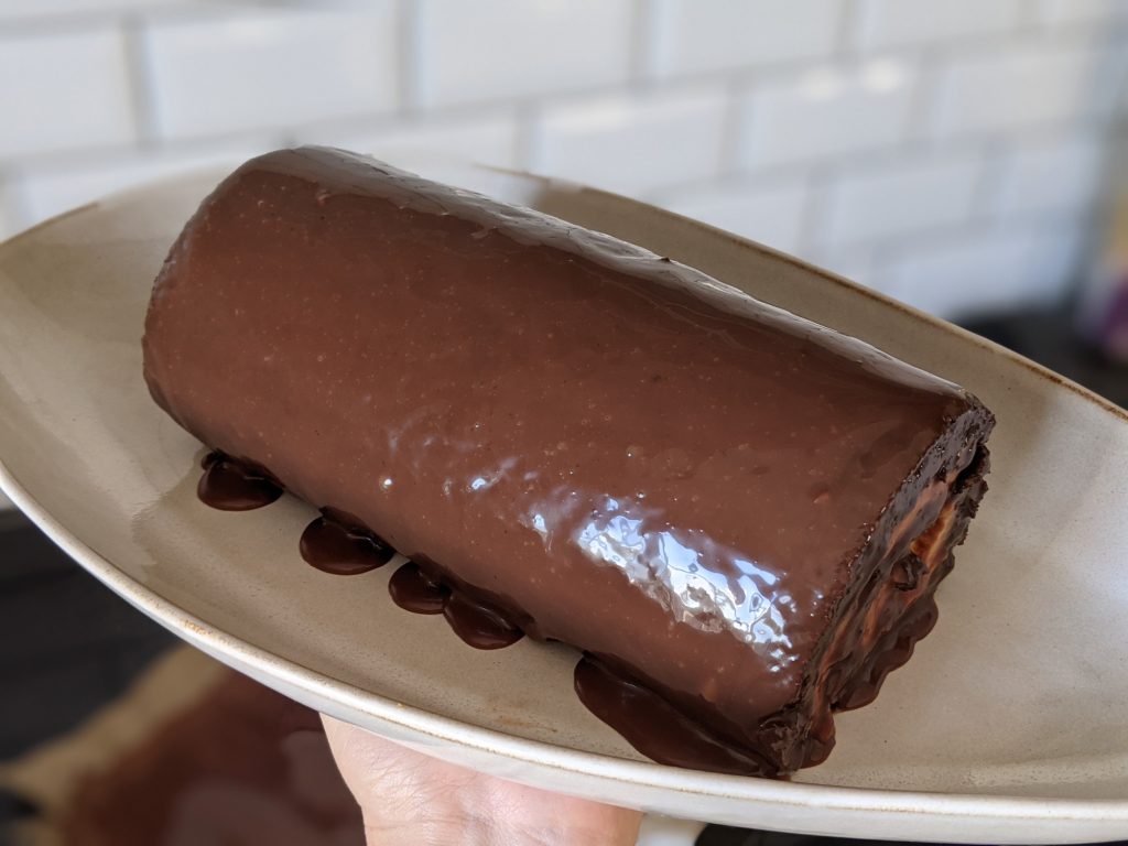 how to cover a chocolate swiss roll