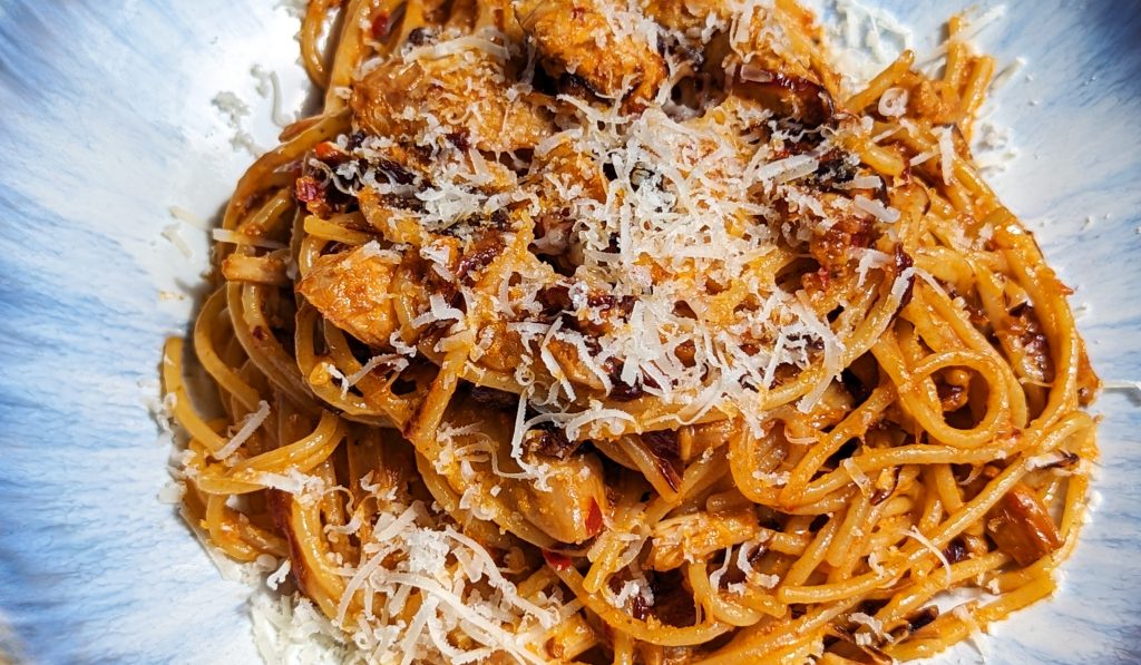 harissa chicken and caramelised red onion pasta